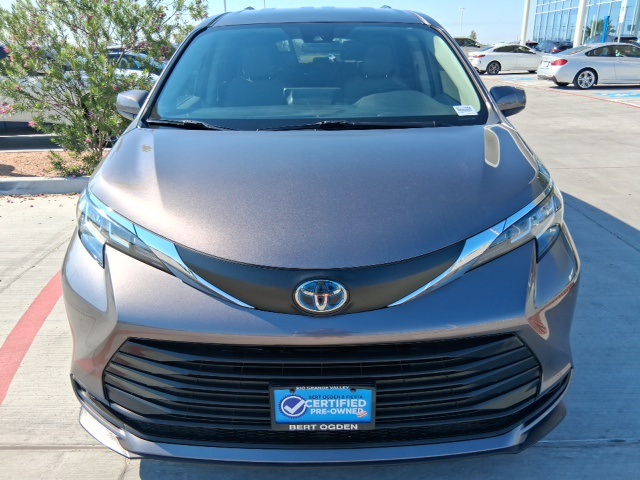 2021 Toyota Sienna LE photo 2