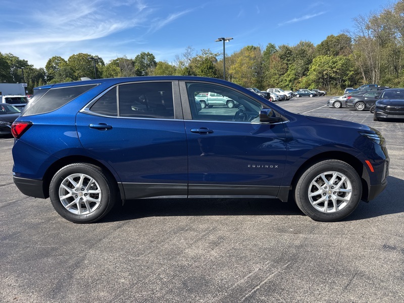 2022 Chevrolet Equinox LT photo 2