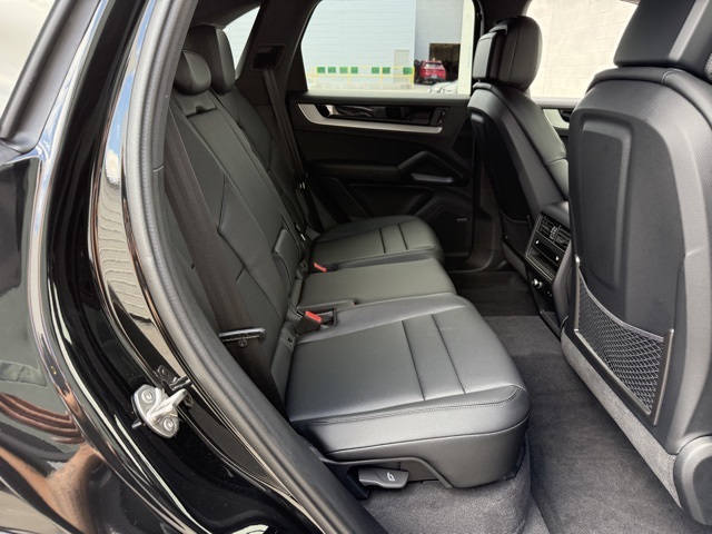2025 Porsche Cayenne Base photo 19