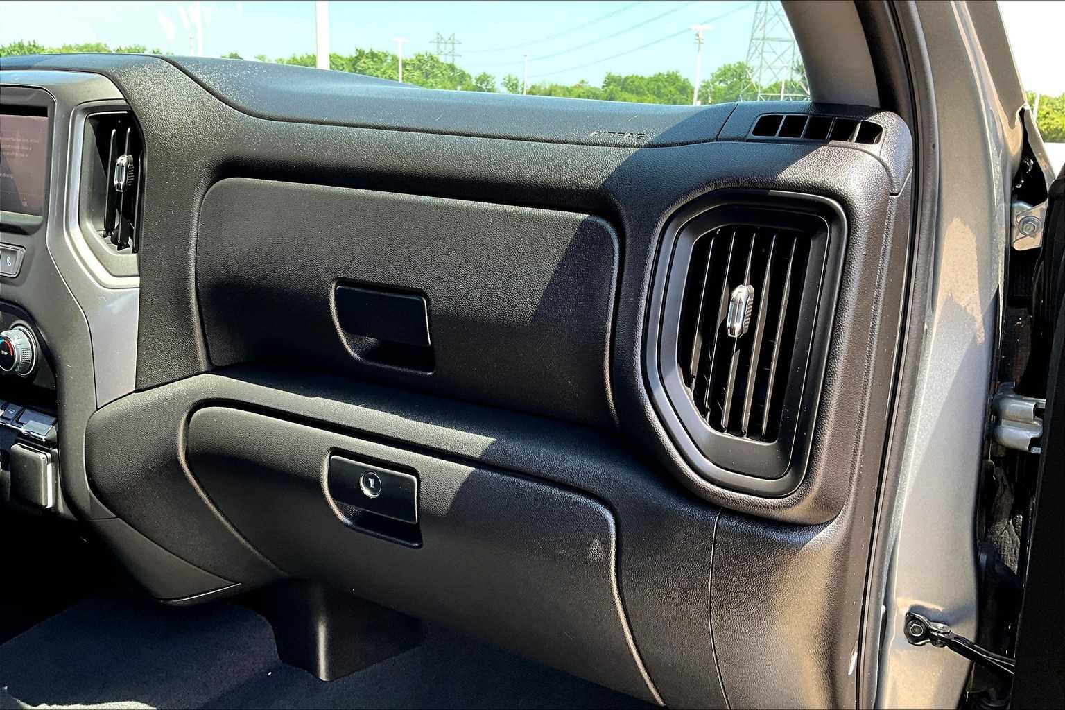 2025 Chevrolet Silverado 1500 Custom photo 33