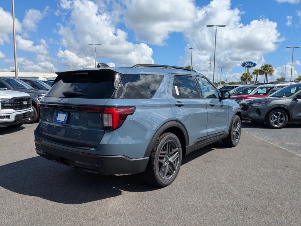 2025 Ford Explorer ST-Line photo 3