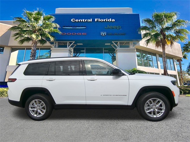 2025 Jeep Grand Cherokee Laredo Altitude photo 3