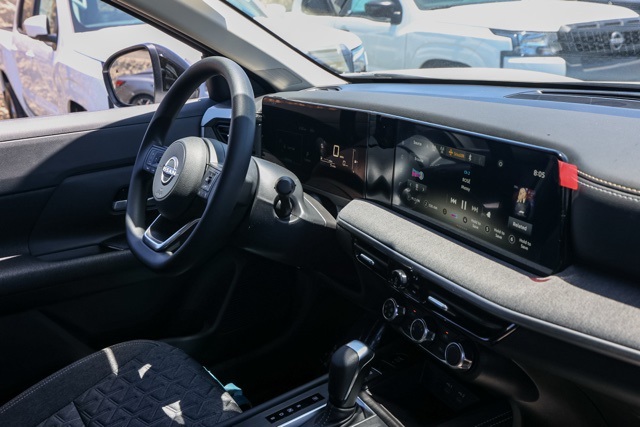 2025 Nissan Kicks SV photo 18