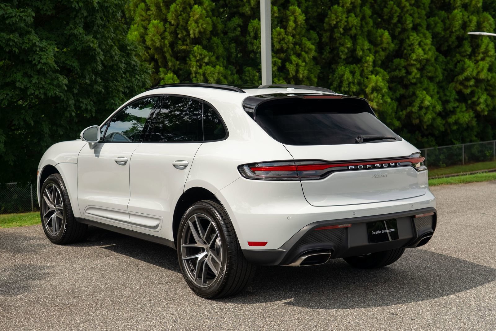 2025 Porsche Macan Base photo 2