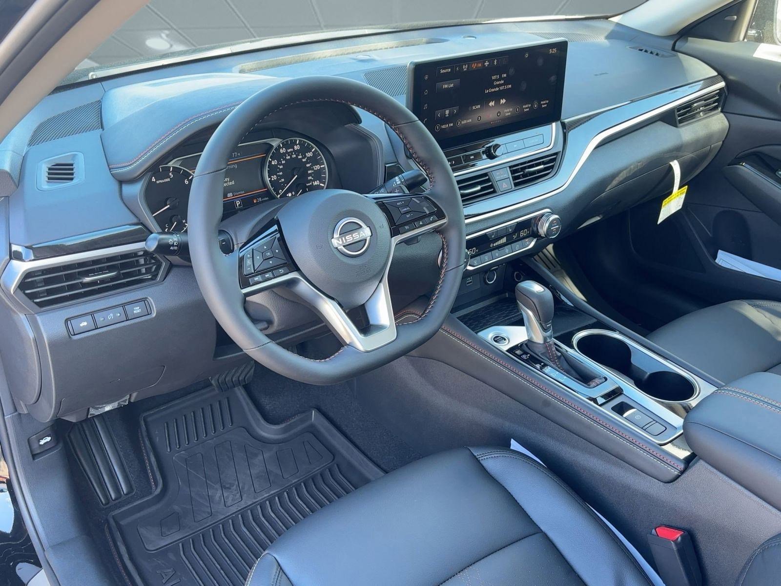 2025 Nissan Altima SR photo 4