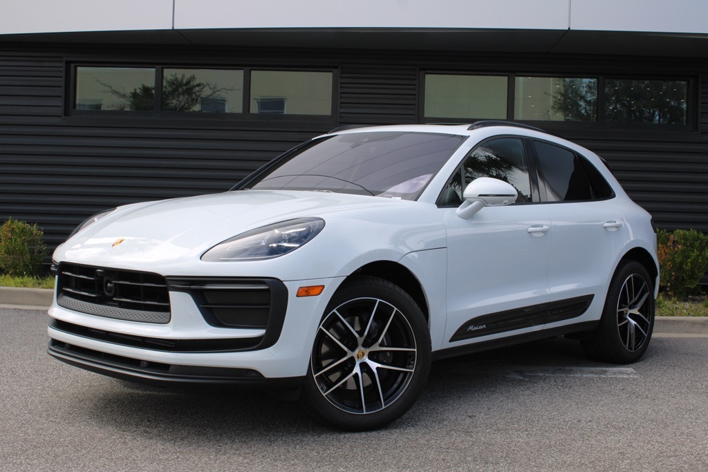 2025 Porsche Macan Base's photo