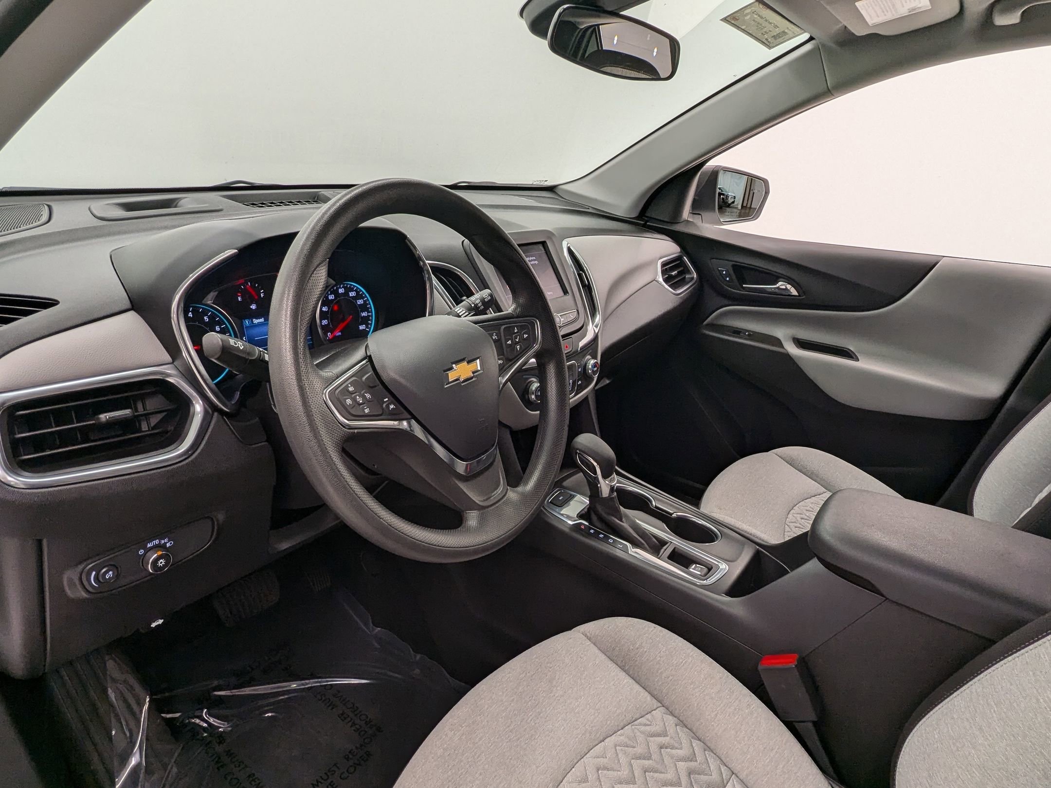 2023 Chevrolet Equinox LS photo 3
