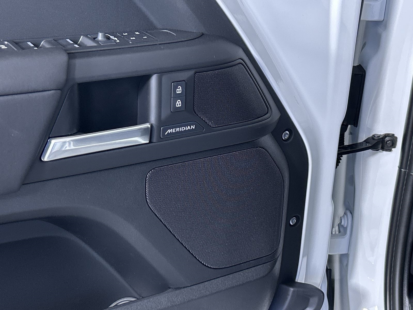 2025 Land Rover Defender 110 S photo 21