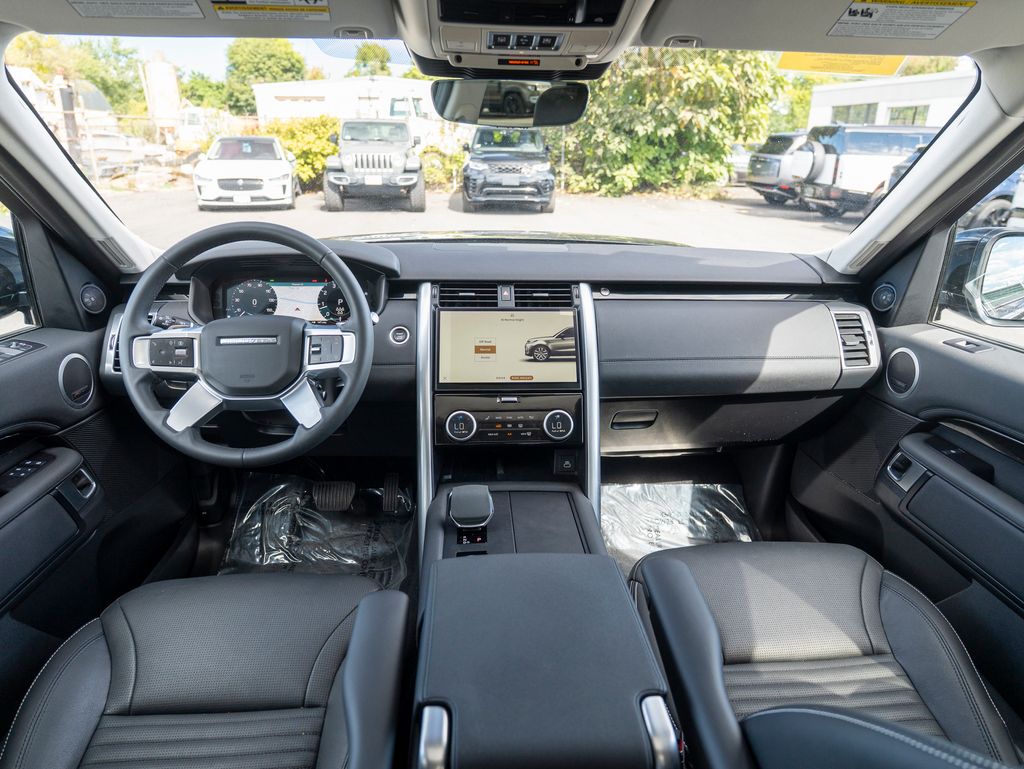 2024 Land Rover Discovery S photo 13