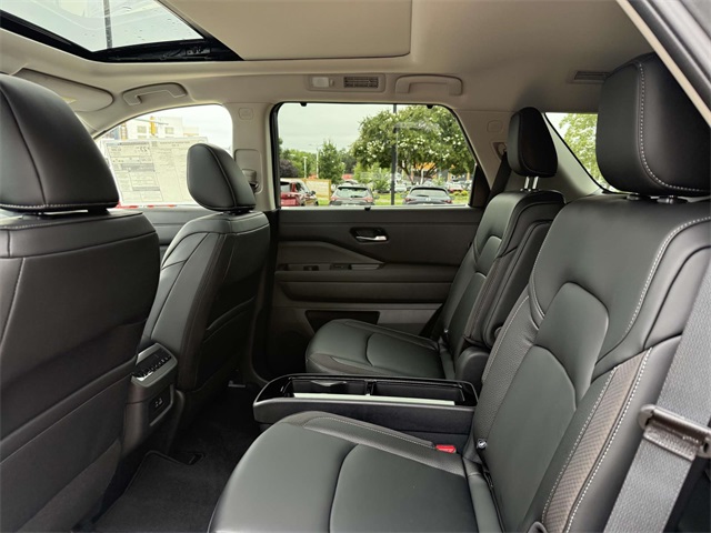 2025 Nissan Pathfinder SL photo 16