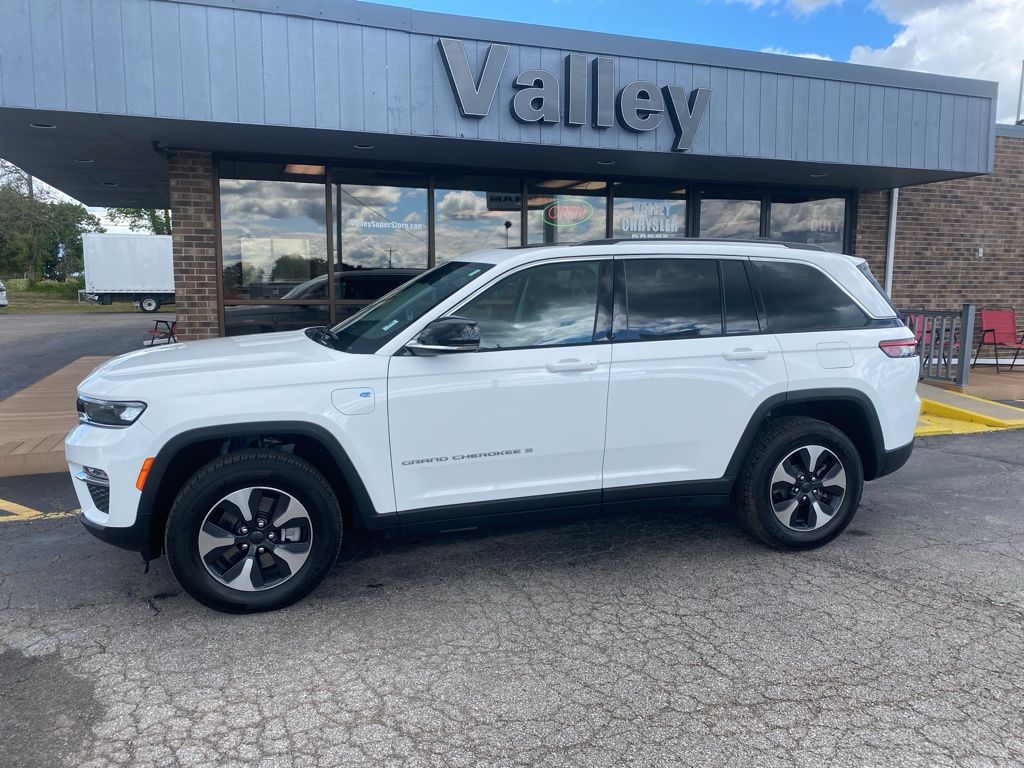 2023 Jeep Cherokee Base photo 3