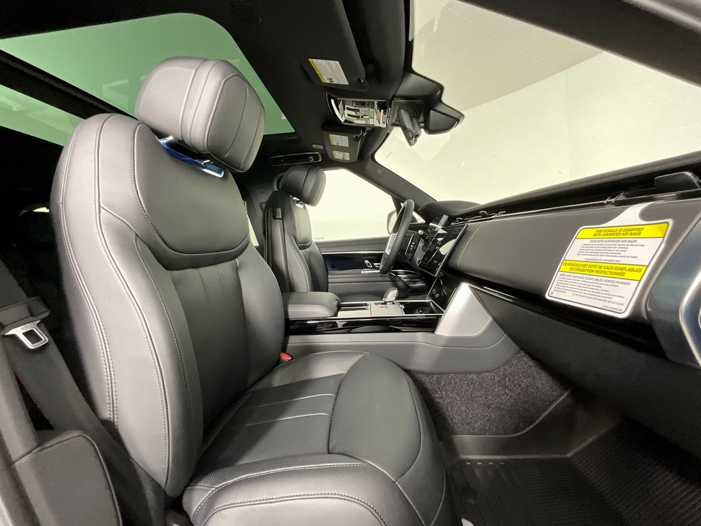 2025 Land Rover Range Rover SE photo 2