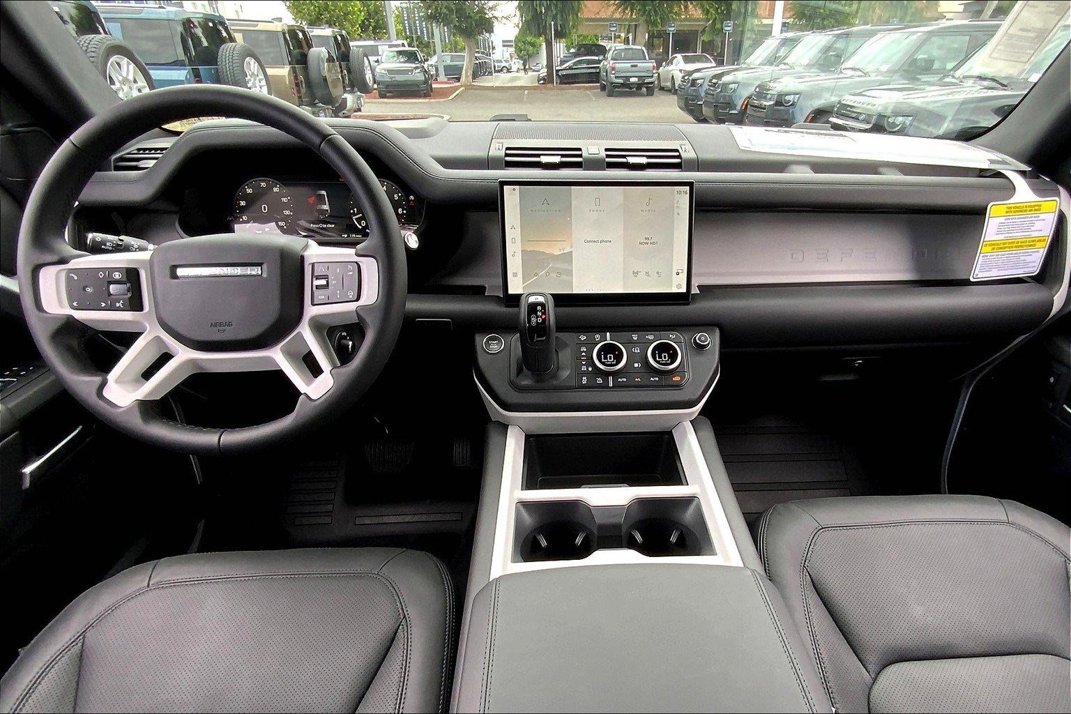 2025 Land Rover Defender 130 X-Dynamic SE photo 4