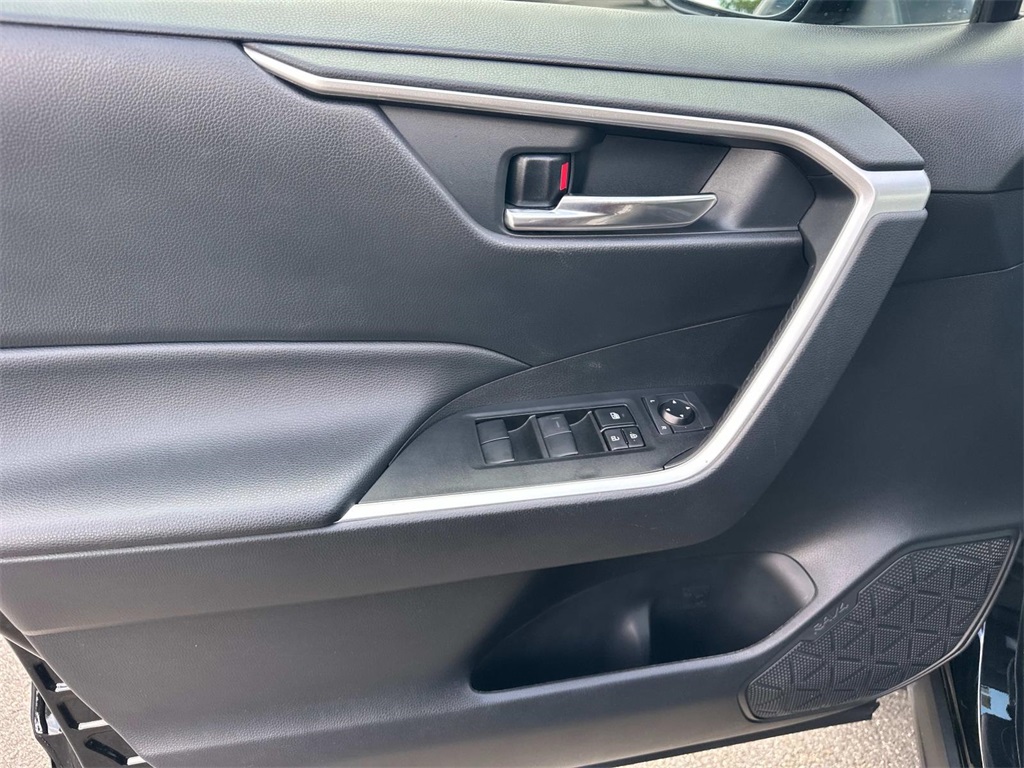 2021 Toyota RAV4 Hybrid XLE photo 27