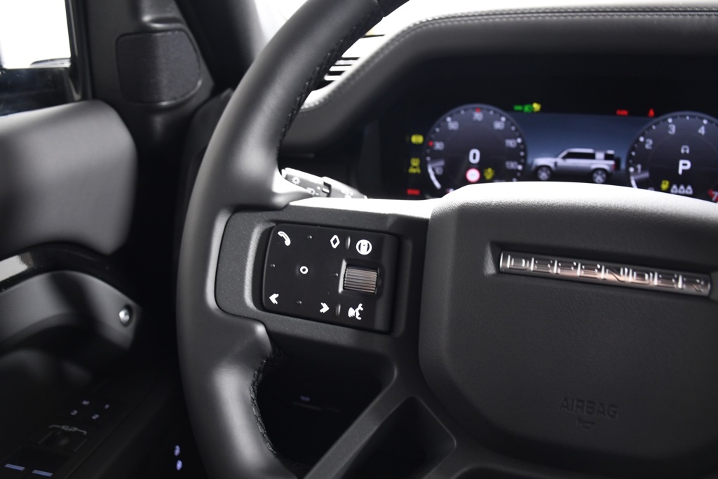 2025 Land Rover Defender 110 X-Dynamic SE photo 29