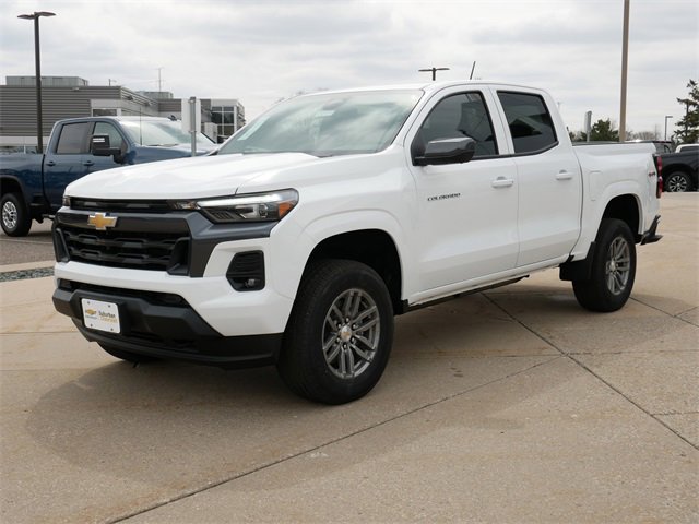 2025 Chevrolet Colorado Work Truck LT photo 3