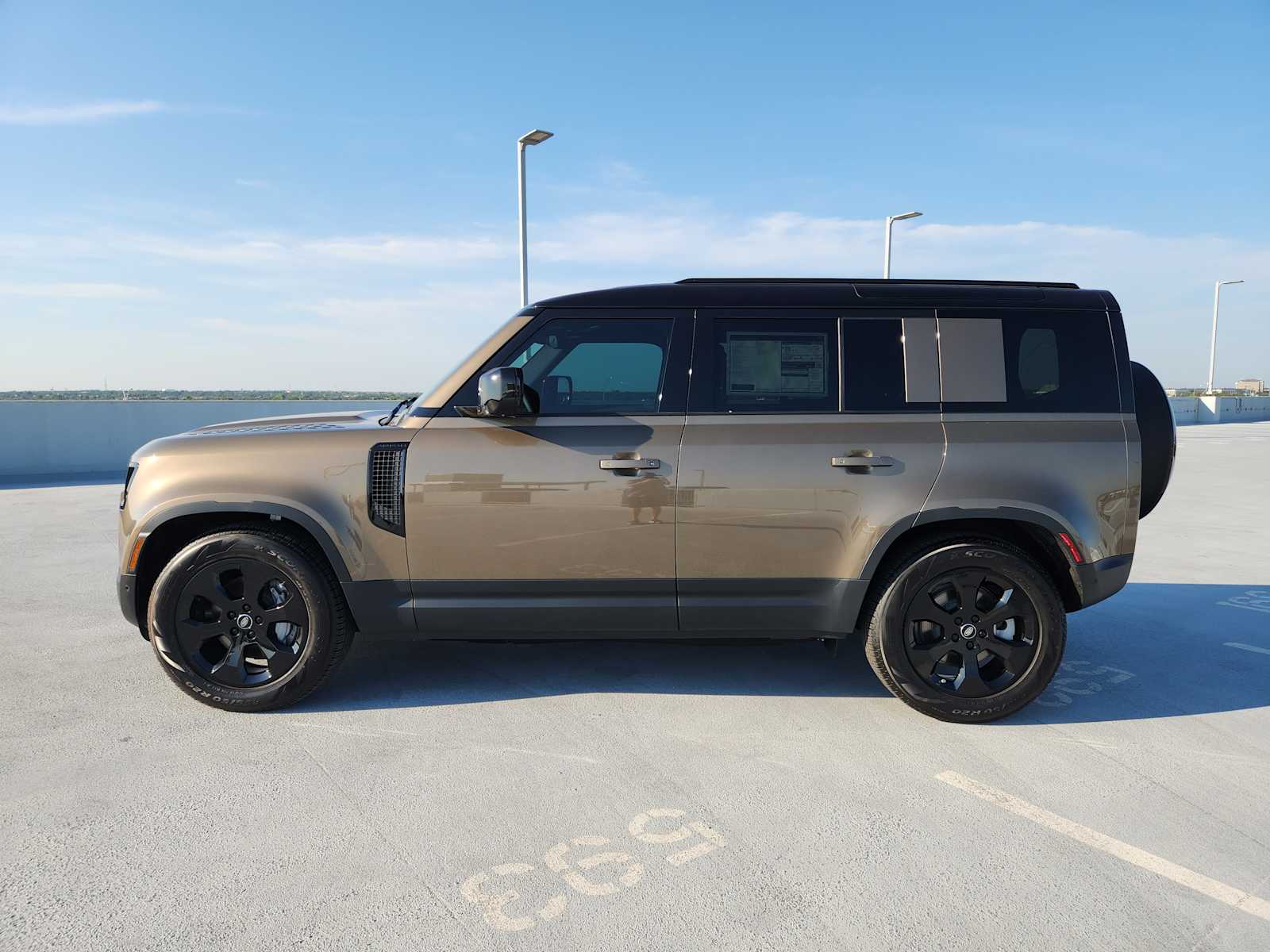 2025 Land Rover Defender 110 S photo 4