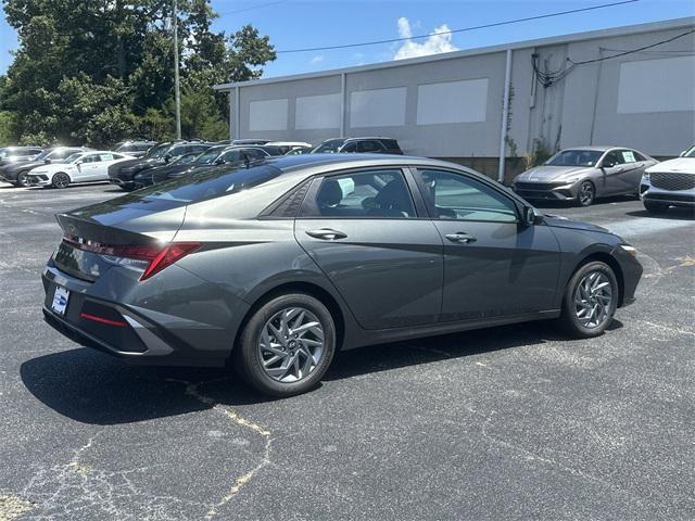 2025 Hyundai Elantra Hybrid Blue photo 4