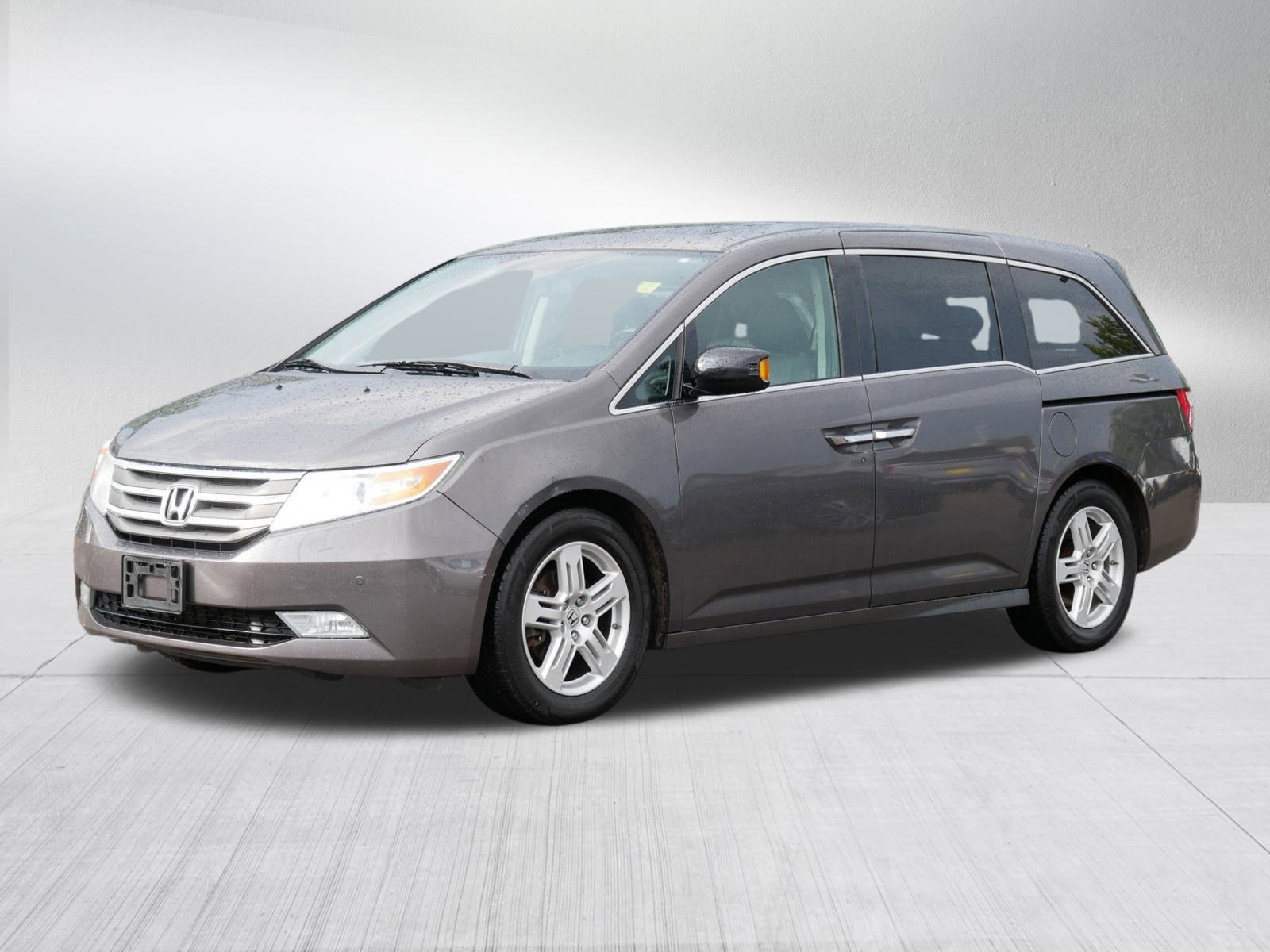 2013 Honda Odyssey Touring photo 3