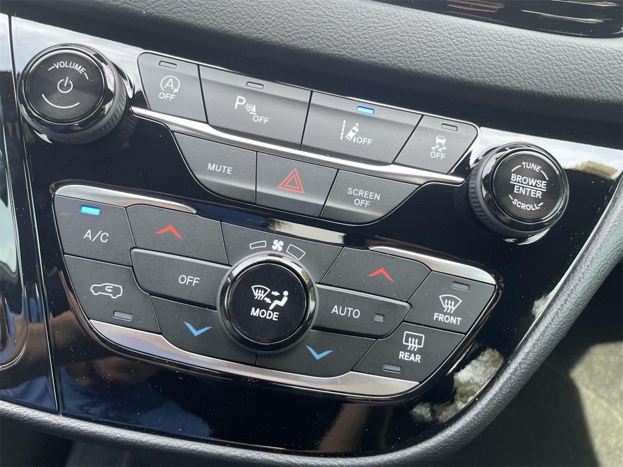 2025 Chrysler Voyager LX photo 16