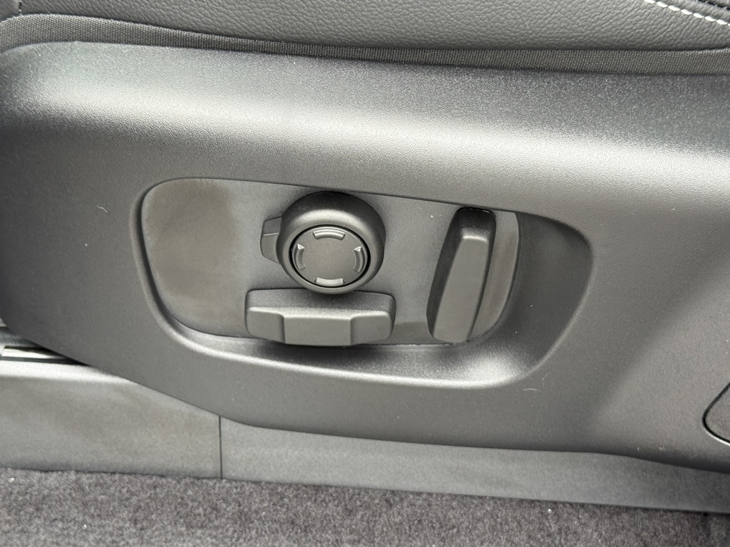 2025 Land Rover Discovery SE photo 12
