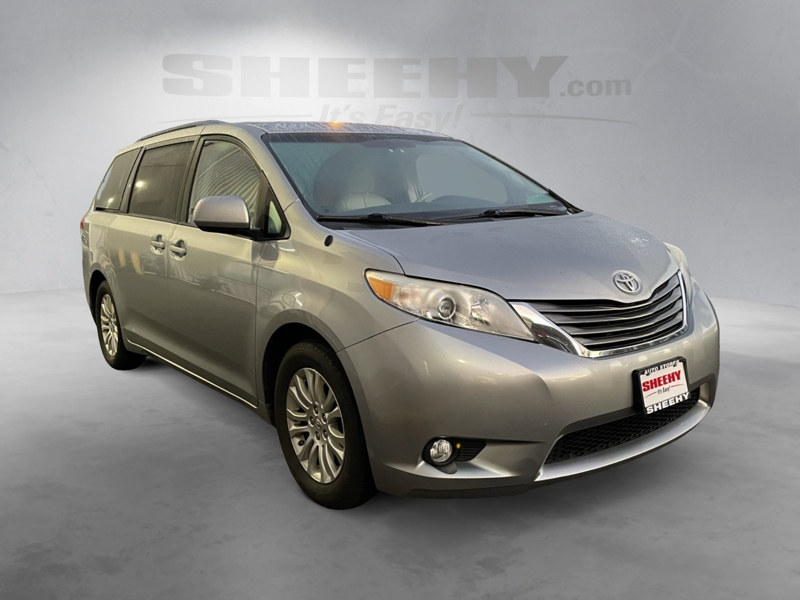 2011 Toyota Sienna XLE photo 2