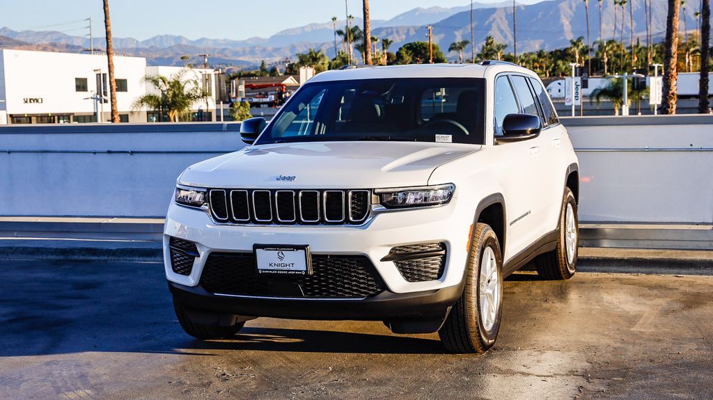 2025 Jeep Grand Cherokee Laredo X photo 4