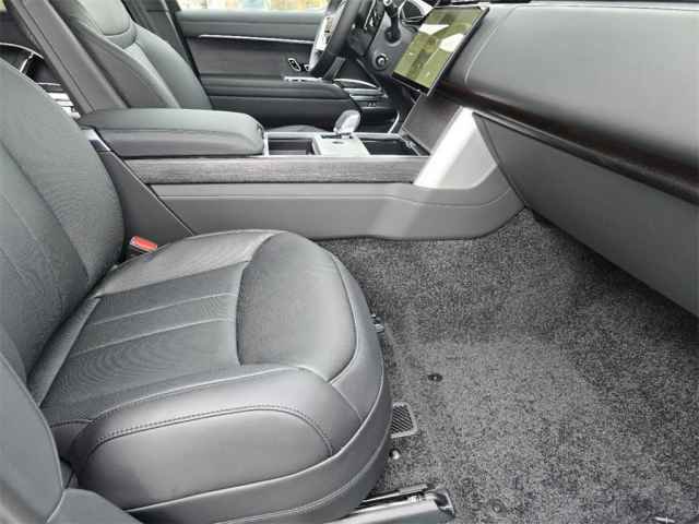 2025 Land Rover Range Rover SE photo 14