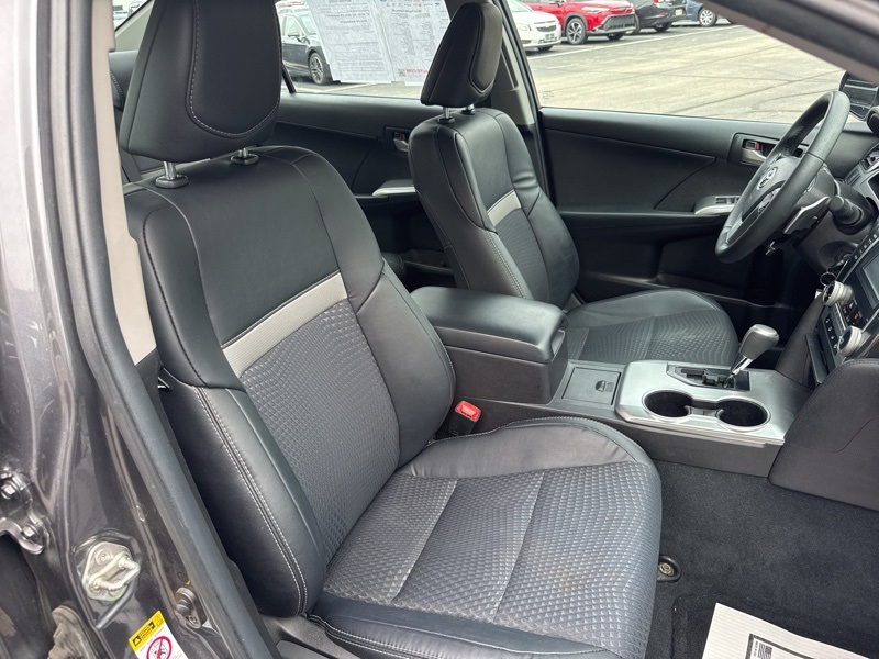 2014 Toyota Camry SE photo 37