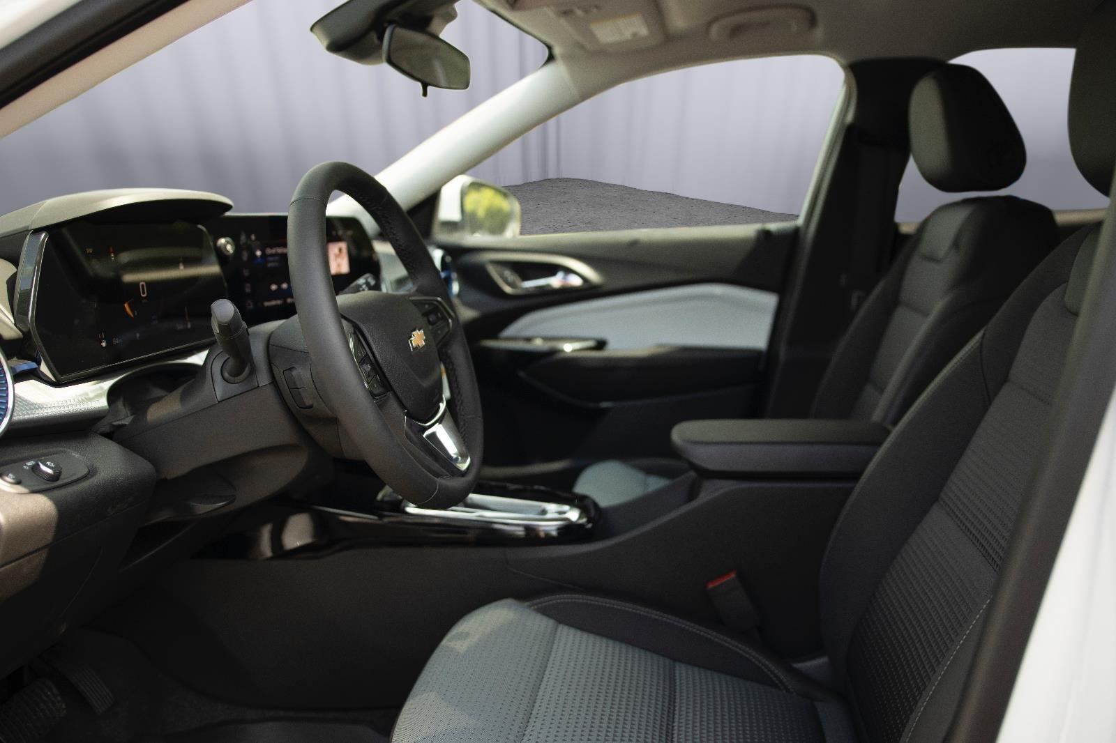 2025 Chevrolet Trax LT photo 8