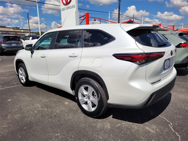 2023 Toyota Highlander L photo 2