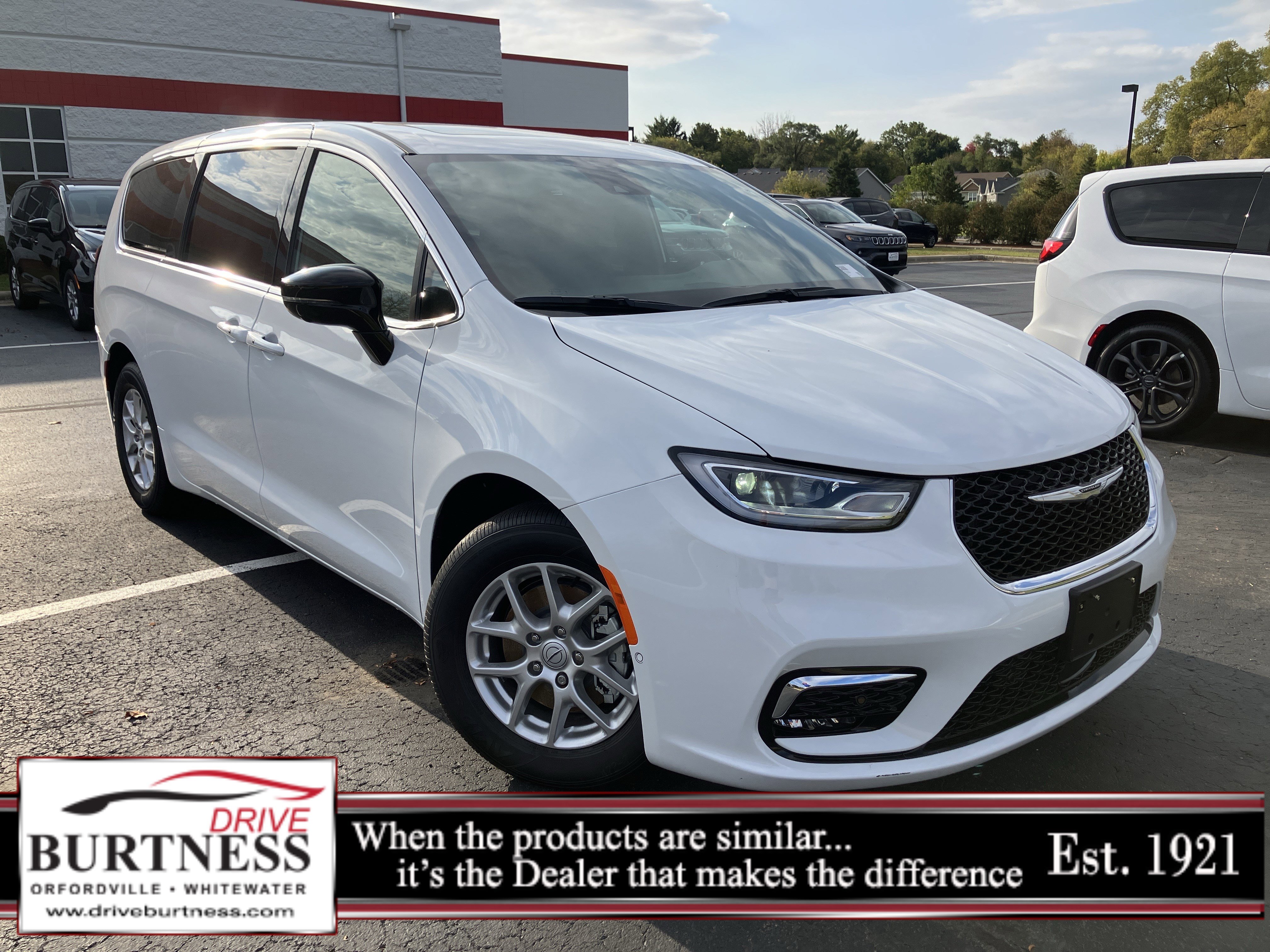 2026 Chrysler Pacifica Select's photo