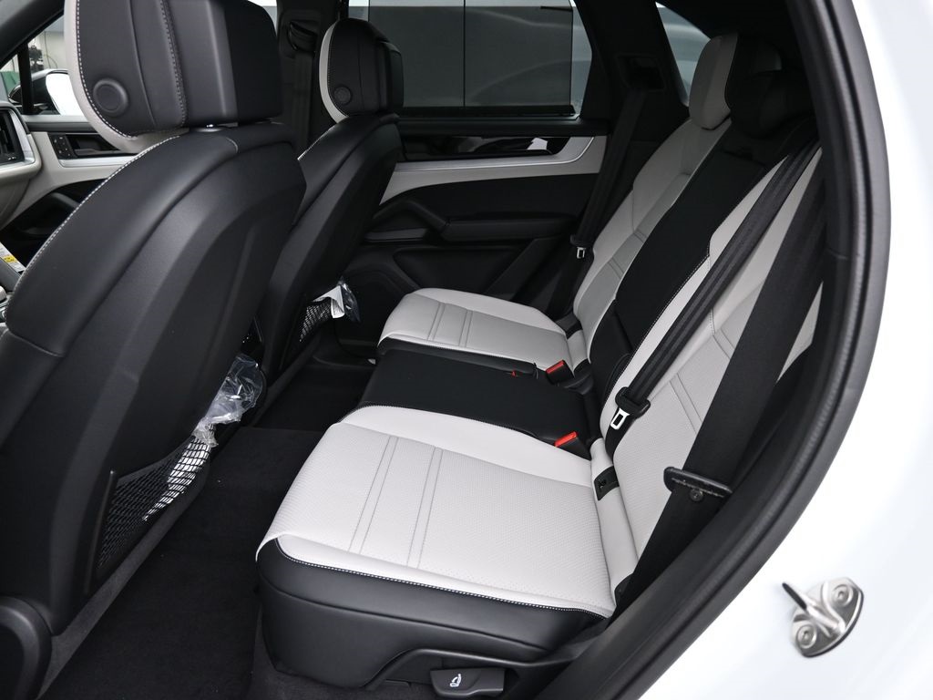 2026 Porsche Cayenne photo 6