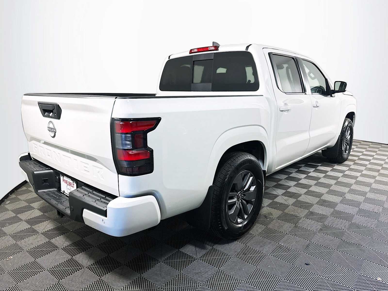 2025 Nissan Frontier SV photo 4