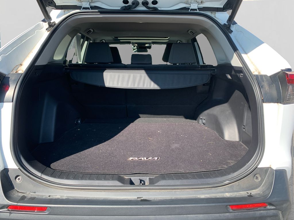 2022 Toyota RAV4 XLE photo 11
