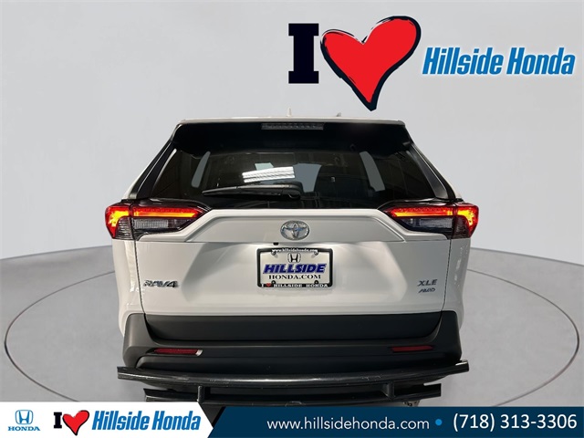 2022 Toyota RAV4 XLE photo 3