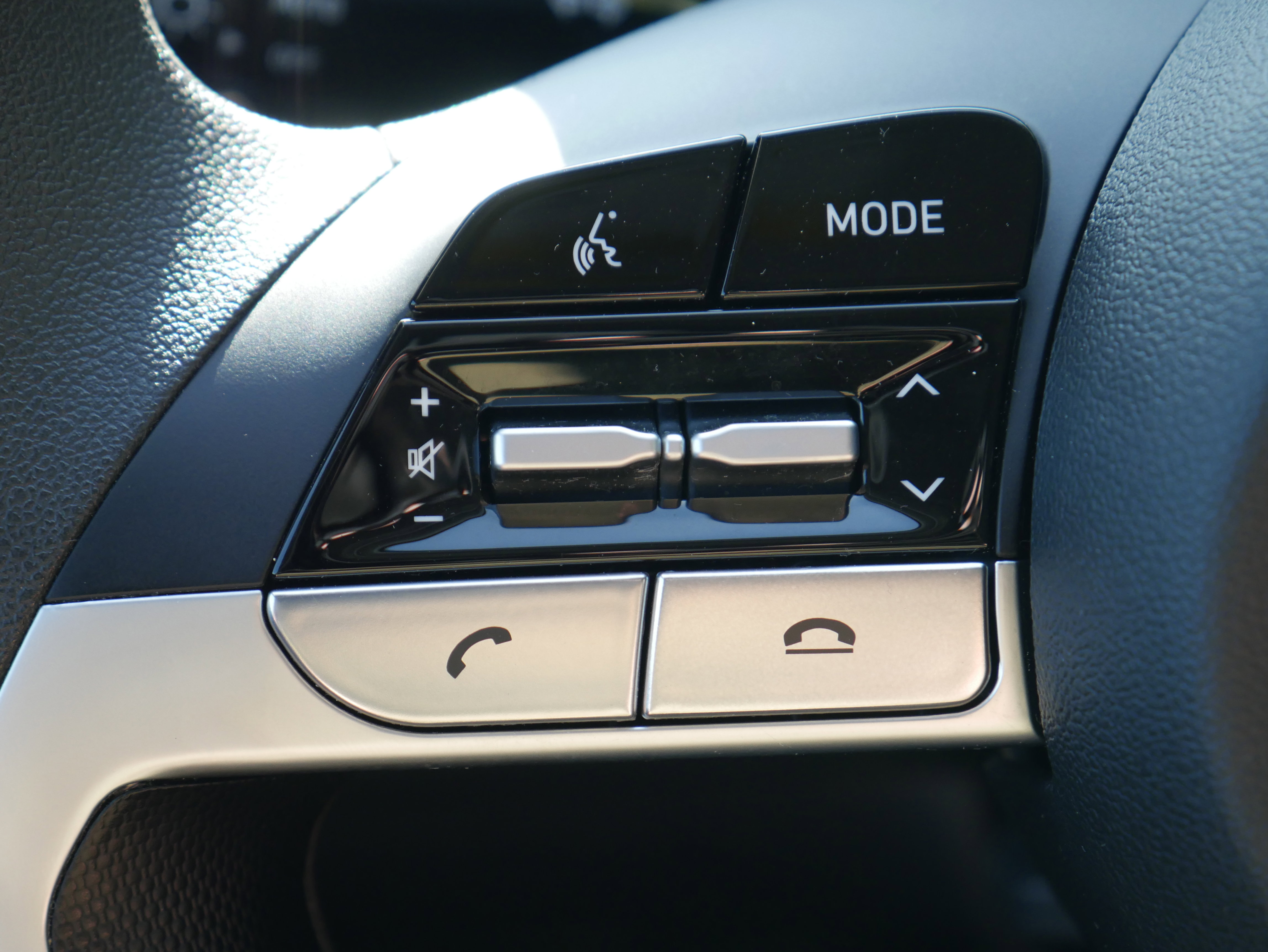 2023 Hyundai Elantra SEL photo 5