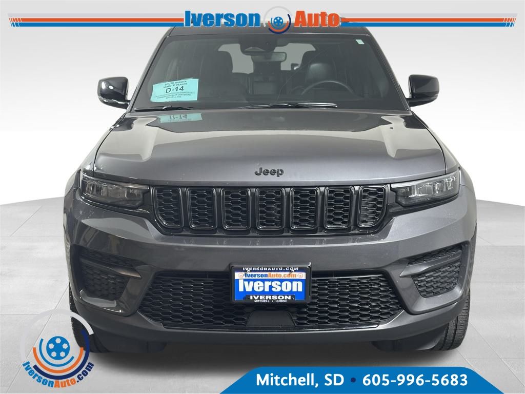 2023 Jeep Grand Cherokee Altitude photo 2