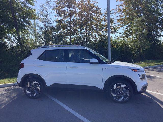 2026 Hyundai Venue SEL photo 4