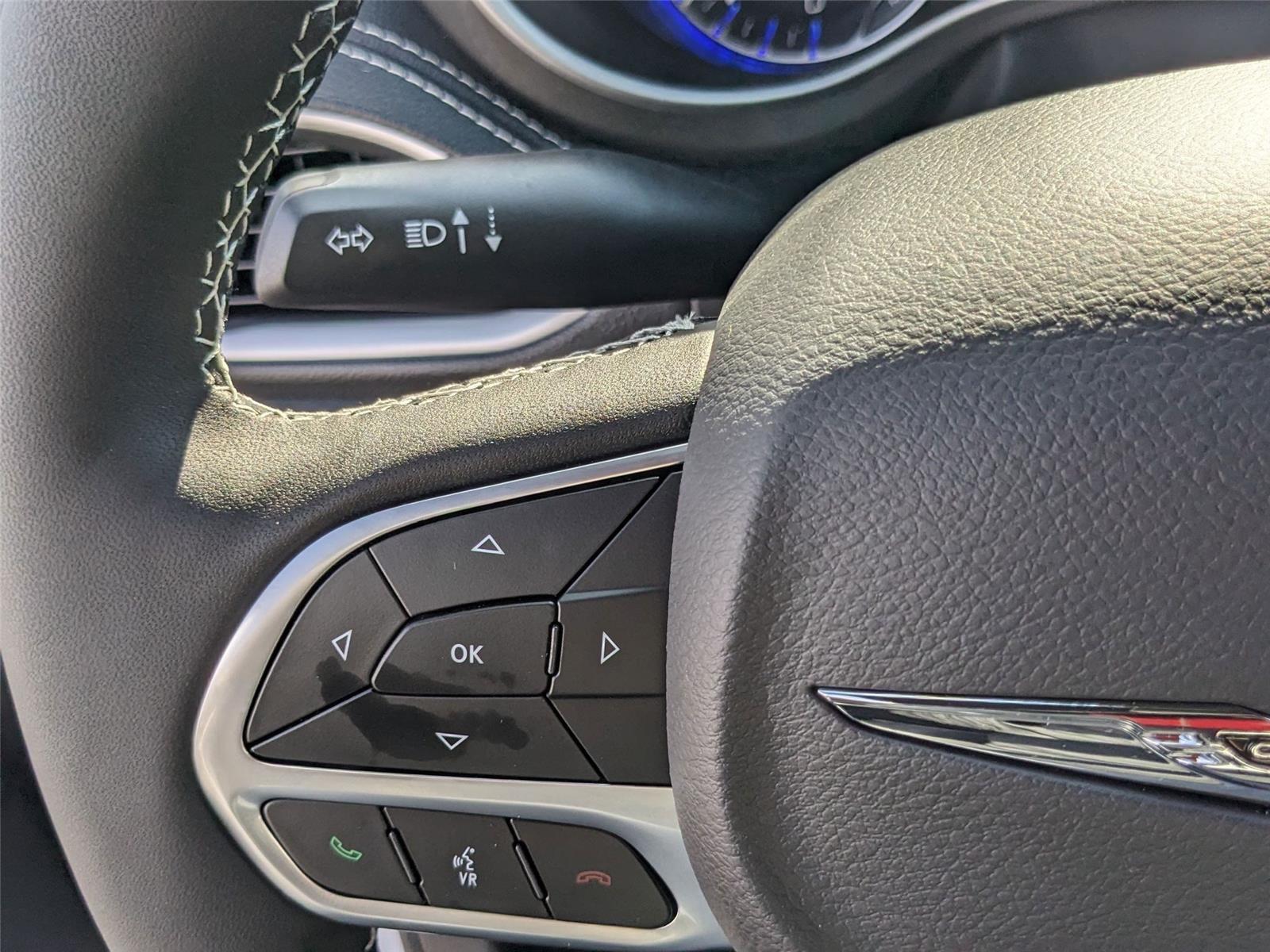 2025 Chrysler Pacifica photo 9