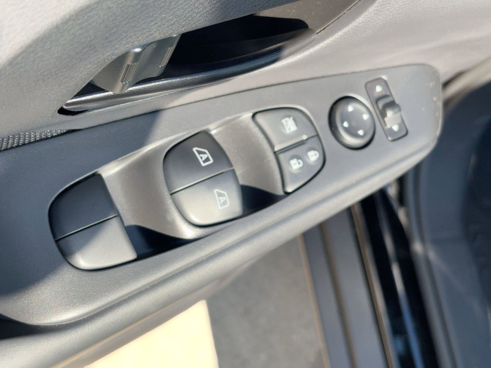 2025 Nissan Kicks Play S photo 13