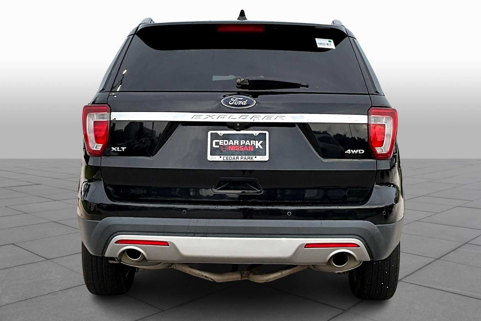 2017 Ford Explorer XLT photo 4