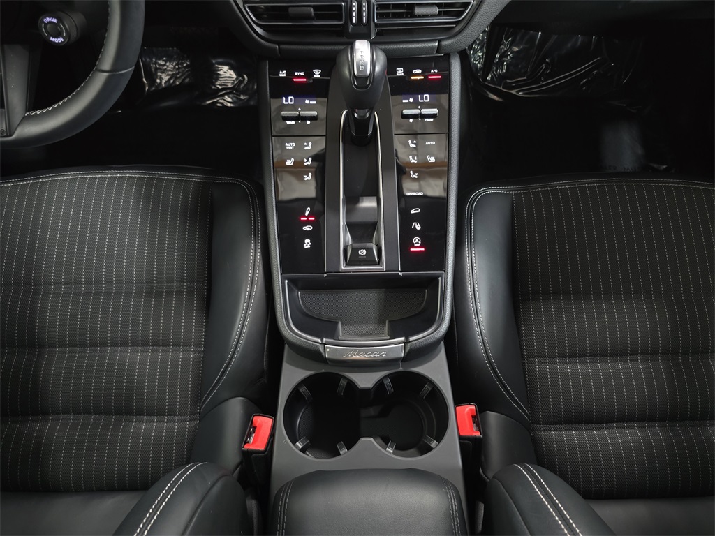 2024 Porsche Macan T photo 19