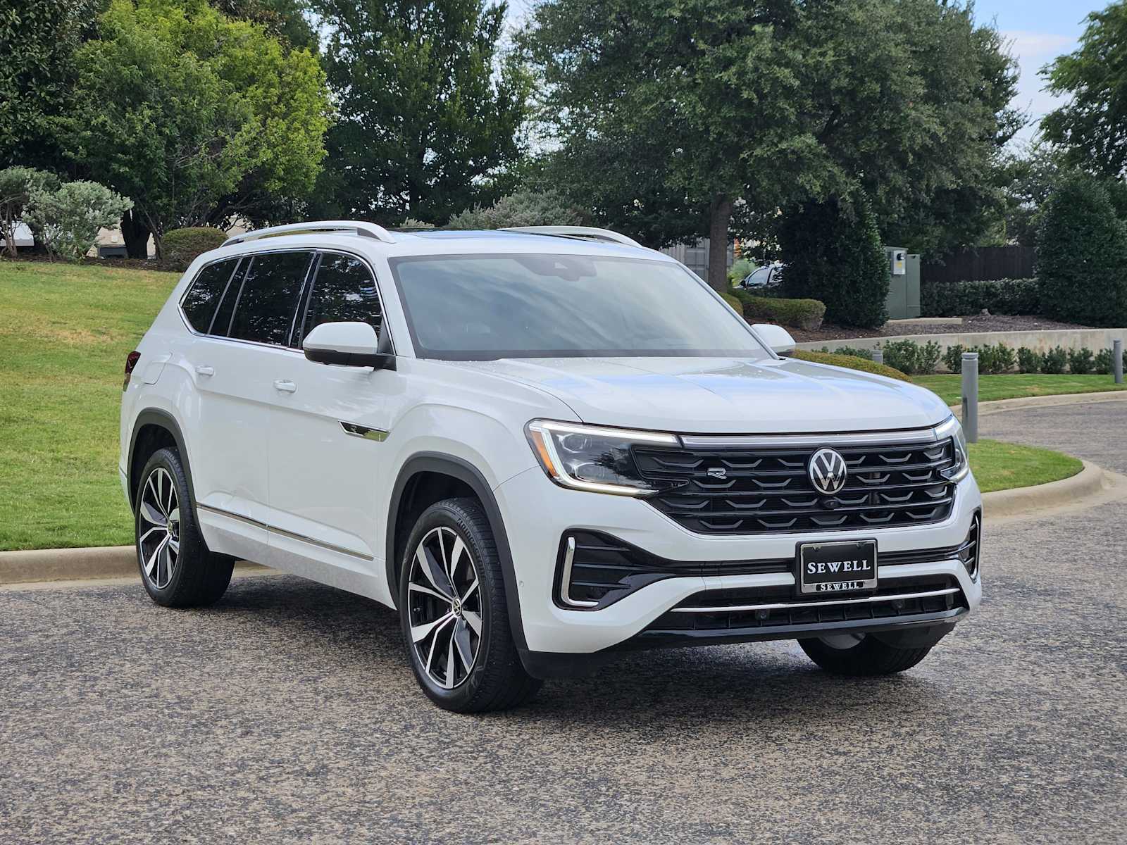 2024 Volkswagen Atlas SEL Premium R-Line photo 2