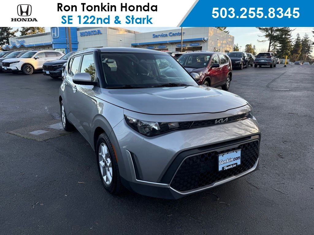 2023 Kia Soul LX's photo