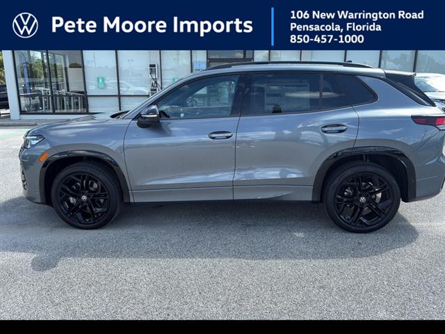 2025 Volkswagen Tiguan SE R-LINE BLACK's photo