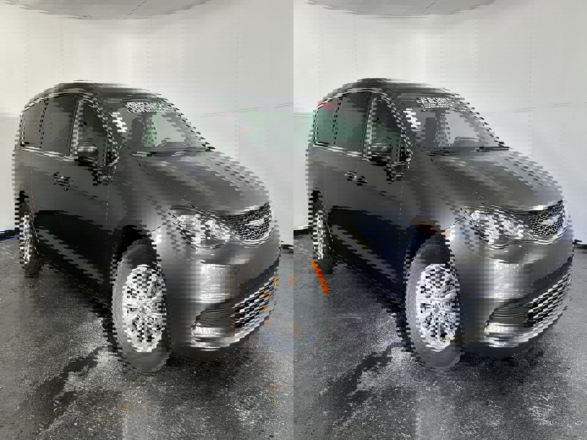 2018 Chrysler Pacifica LX's photo