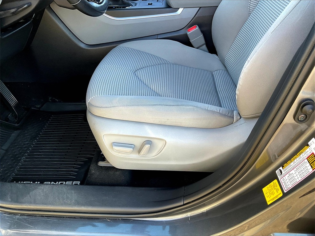 2020 Toyota Highlander Hybrid LE photo 35