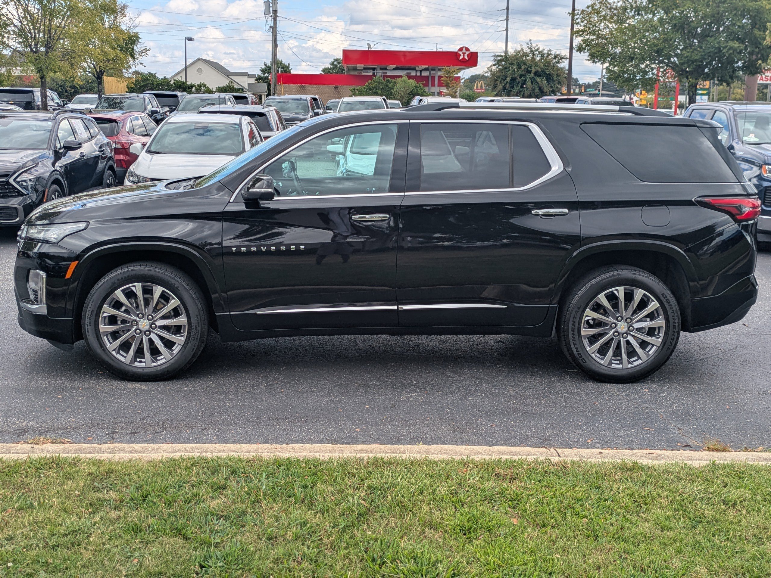 2022 Chevrolet Traverse Premier photo 2