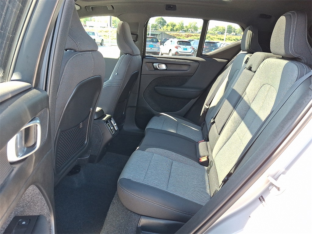 2025 Volvo XC40 Core photo 11